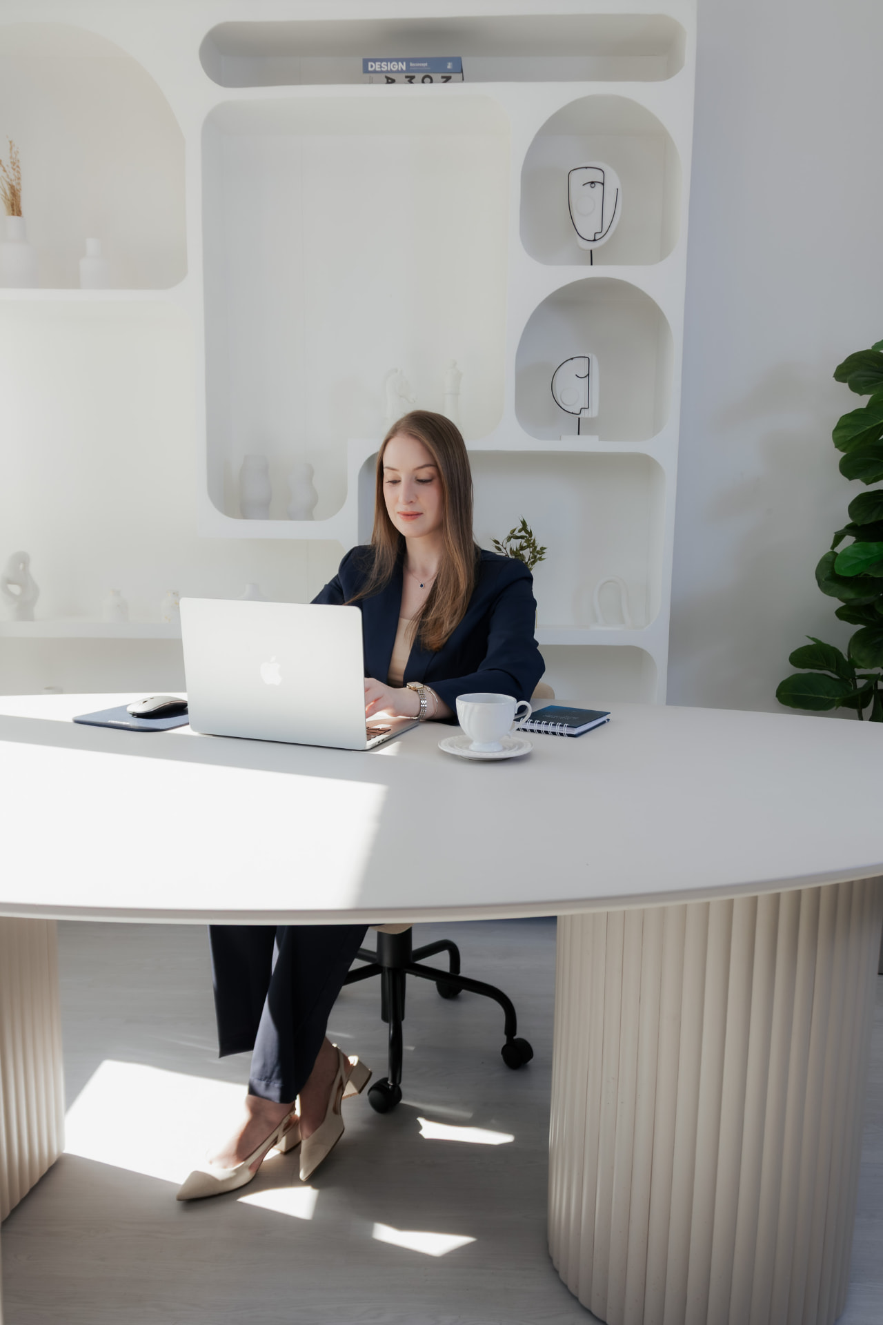 Alana Demori em seu escritório