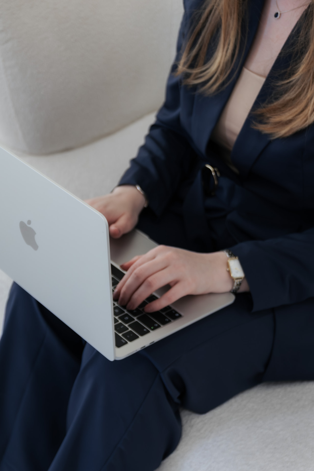 Alana Demori trabalhando em uma estratégia de marketing